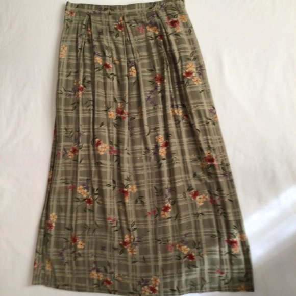Petite Sophisticate - Olive skirt with red, yellow and purple flowers - Picture 2 of 5